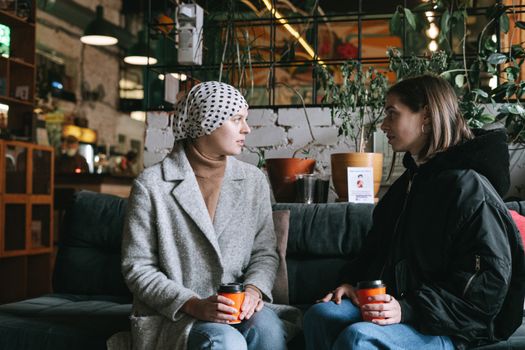 الاستماع الفعال في العلاقات: شخصان يتحدثان بثقة واحترام